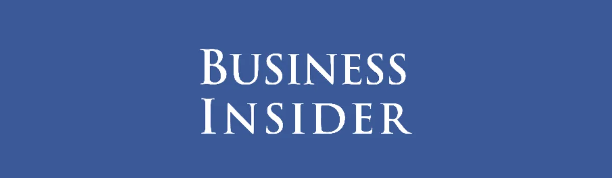 Business Insider: Dektra chce wypłacić 1,1 zł dywidendy na akcję”. W centralnym bloku znajduje się cytat opisujący rekomendację wypłaty 1,10 zł dywidendy na akcję oraz podkreślający wysoką atrakcyjność tej oferty na tle rynku NewConnect w 2015 roku. Podpis wskazuje na serwis Business Insider Polska z maja 2015 r.