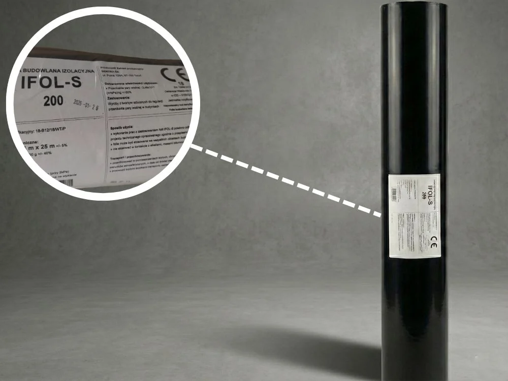 Folia izolacyjna pod wylewki IFOL-S (Izofol) – czarna rolka budowlana z widocznym atestem i parametrami
